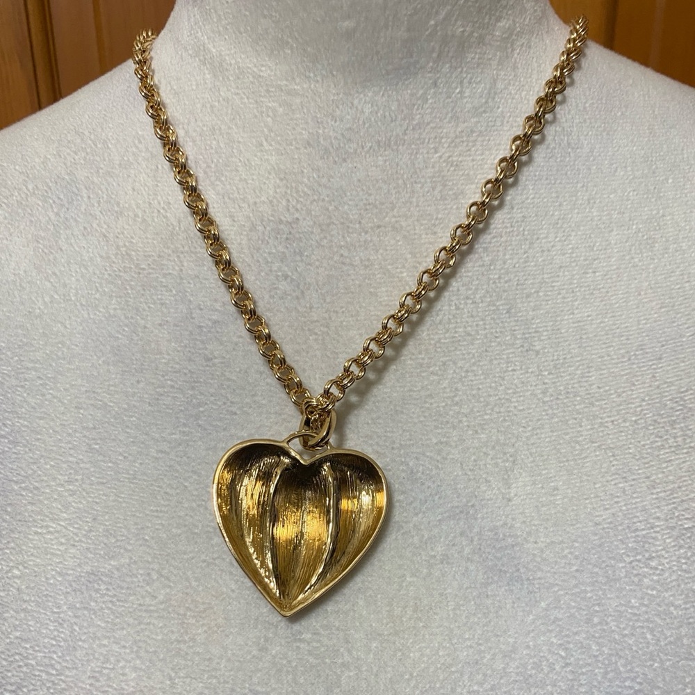 NWOT Petit Moments Gold Heart Pendant Necklace - Picture 2 of 3